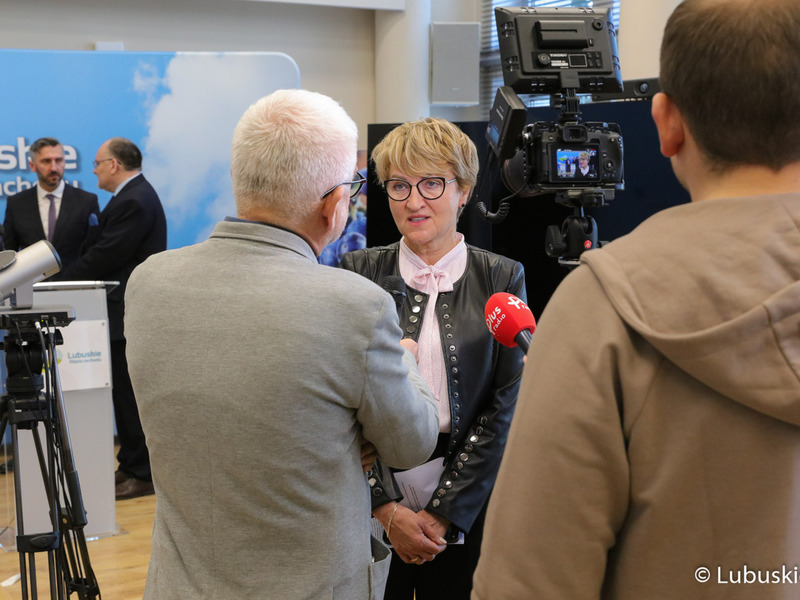 Uczestnicy konferencji prasowej dot. przekazania kolejnej dotacji od lubuskiego samorządu na budowę Centrum Badań Kosmicznych Polskiej Akademii Nauk z siedzibą w Zielonej Górze Nowym Kisielinie.