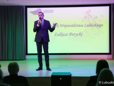 Wicemarszałek Województwa Lubuskiego Łukasz Porycki przemawia podczas uroczystości wręczenia stypendiów naukowych, twórczych i artystycznych Marszałka Województwa Lubuskiego oraz stypendiów motywacyjnych dla studentów wyższych uczelni z terenu województwa lubuskiego. 