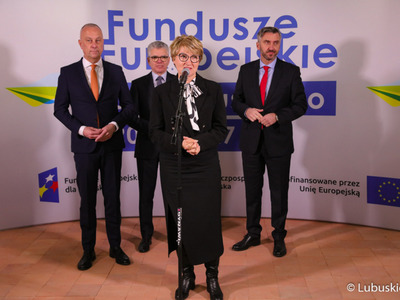 Uczestnicy spotkania z dziennikarzami przed rozpoczęciem konferencji inaugurującej program Fundusze Europejskie dla Lubuskiego 2021-2027. Przy mikrofonie członek zarządu woj. lubuskiego Marcin Jabłoński