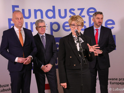 Uczestnicy spotkania z dziennikarzami przed rozpoczęciem konferencji inaugurującej program Fundusze Europejskie dla Lubuskiego 2021-2027. Przy mikrofonie marszałek Elżbieta Anna Polak 
