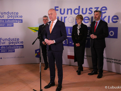 Uczestnicy spotkania z dziennikarzami przed rozpoczęciem konferencji inaugurującej program Fundusze Europejskie dla Lubuskiego 2021-2027. Przy mikrofonie członek zarządu woj. lubuskiego Marcin Jabłoński
