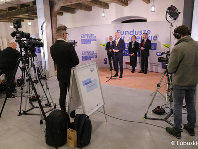 Uczestnicy spotkania z dziennikarzami przed rozpoczęciem konferencji inaugurującej program Fundusze Europejskie dla Lubuskiego 2021-2027. Przy mikrofonie członek zarządu woj. lubuskiego Marcin Jabłoński
