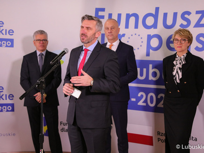 Uczestnicy spotkania z dziennikarzami przed rozpoczęciem konferencji inaugurującej program Fundusze Europejskie dla Lubuskiego 2021-2027. Przy mikrofonie poseł na Sejm RP Waldemar Sługocki 