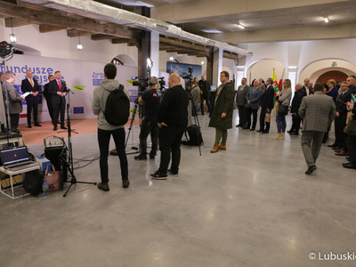 Uczestnicy spotkania z dziennikarzami przed rozpoczęciem konferencji inaugurującej program Fundusze Europejskie dla Lubuskiego 2021-2027. Przy mikrofonie poseł na Sejm RP Waldemar Sługocki 