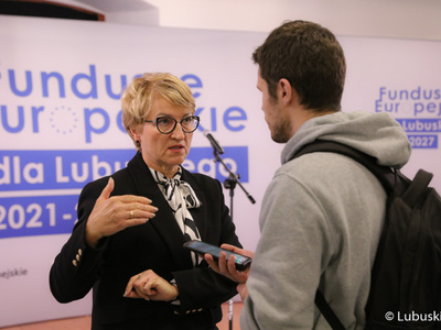 Marszałek Elżbieta Anna Polak rozmawia z dziennikarzem przed rozpoczęciem konferencji inaugurującej program Fundusze Europejskie dla Lubuskiego 2021-2027