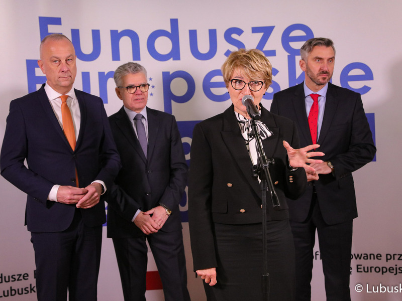 Uczestnicy spotkania z dziennikarzami przed rozpoczęciem konferencji inaugurującej program Fundusze Europejskie dla Lubuskiego 2021-2027. Przy mikrofonie marszałek Elżbieta Anna Polak
