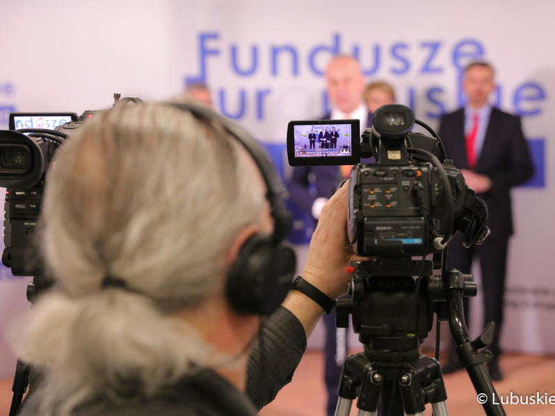 Uczestnicy spotkania z dziennikarzami przed rozpoczęciem konferencji inaugurującej program Fundusze Europejskie dla Lubuskiego 2021-2027.