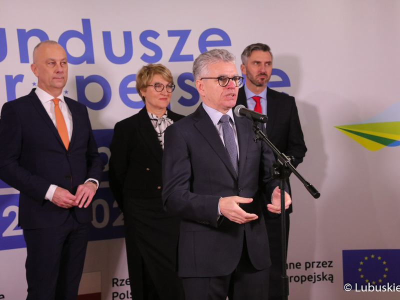 Uczestnicy spotkania z dziennikarzami przed rozpoczęciem konferencji inaugurującej program Fundusze Europejskie dla Lubuskiego 2021-2027. Przy mikrofonie burmistrz Bytomia Odrz. Jacek Sauter