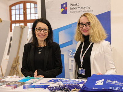 Uczestniczki konferencji inaugurującej program Fundusze Europejskie dla Lubuskiego 2021-2027, która odbyła się w Centrum Historyczno-Kulturalnym – Schoenaichianum, czyli zrewitalizowanym z unijnym wsparciem budynkiem dawnego kościoła ewangelickiego w Bytomiu Odrzańskim