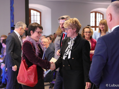 Marszałek Elżbieta Anna Polak wita Lucie Žáčkovą z Dyrekcji Generalnej ds. Polityki Regionalnej i Miejskiej Komisji Europejskiej 