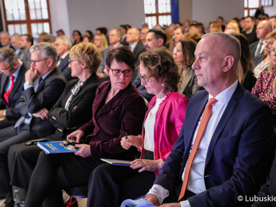 Uczestnicy konferencji inaugurującej program Fundusze Europejskie dla Lubuskiego 2021-2027, która odbyła się w Centrum Historyczno-Kulturalnym – Schoenaichianum, czyli zrewitalizowanym z unijnym wsparciem budynkiem dawnego kościoła ewangelickiego w Bytomiu Odrzańskim