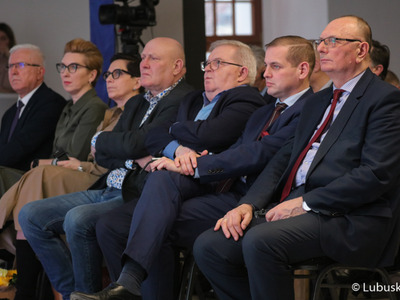 Uczestnicy konferencji inaugurującej program Fundusze Europejskie dla Lubuskiego 2021-2027, która odbyła się w Centrum Historyczno-Kulturalnym – Schoenaichianum, czyli zrewitalizowanym z unijnym wsparciem budynkiem dawnego kościoła ewangelickiego w Bytomiu Odrzańskim