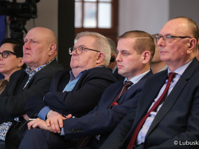 Uczestnicy konferencji inaugurującej program Fundusze Europejskie dla Lubuskiego 2021-2027, która odbyła się w Centrum Historyczno-Kulturalnym – Schoenaichianum, czyli zrewitalizowanym z unijnym wsparciem budynkiem dawnego kościoła ewangelickiego w Bytomiu Odrzańskim