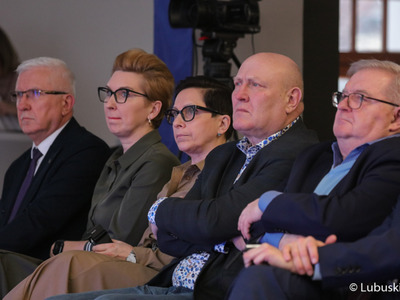 Uczestnicy konferencji inaugurującej program Fundusze Europejskie dla Lubuskiego 2021-2027, która odbyła się w Centrum Historyczno-Kulturalnym – Schoenaichianum, czyli zrewitalizowanym z unijnym wsparciem budynkiem dawnego kościoła ewangelickiego w Bytomiu Odrzańskim