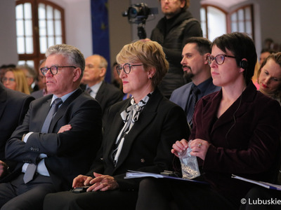 Uczestnicy konferencji inaugurującej program Fundusze Europejskie dla Lubuskiego 2021-2027, która odbyła się w Centrum Historyczno-Kulturalnym – Schoenaichianum, czyli zrewitalizowanym z unijnym wsparciem budynkiem dawnego kościoła ewangelickiego w Bytomiu Odrzańskim