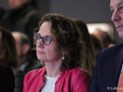 Uczestnicy konferencji inaugurującej program Fundusze Europejskie dla Lubuskiego 2021-2027, która odbyła się w Centrum Historyczno-Kulturalnym – Schoenaichianum, czyli zrewitalizowanym z unijnym wsparciem budynkiem dawnego kościoła ewangelickiego w Bytomiu Odrzańskim
