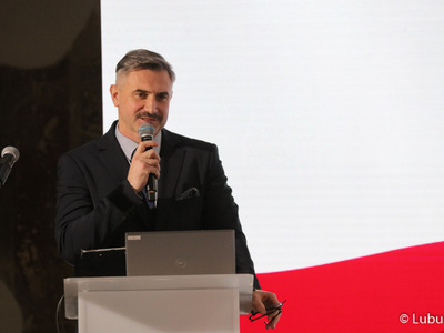 Uczestnik konferencji inaugurującej program Fundusze Europejskie dla Lubuskiego 2021-2027, która odbyła się w Centrum Historyczno-Kulturalnym – Schoenaichianum, czyli zrewitalizowanym z unijnym wsparciem budynkiem dawnego kościoła ewangelickiego w Bytomiu Odrzańskim