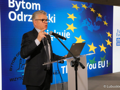 Burmistrz Bytomia Odrz., Jacek Sauter przemawia podczas konferencji inaugurującej program Fundusze Europejskie dla Lubuskiego 2021-2027, która odbyła się w Centrum Historyczno-Kulturalnym – Schoenaichianum