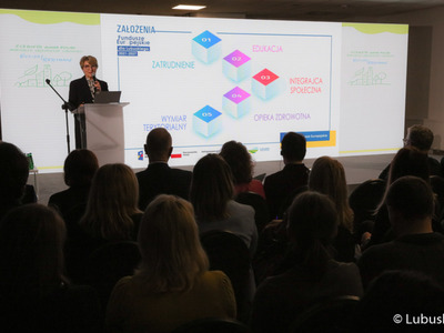 Marszałek Elżbieta Anna Polak przemawia podczas konferencji inaugurującej program Fundusze Europejskie dla Lubuskiego 2021-2027, która odbyła się w Centrum Historyczno-Kulturalnym – Schoenaichianum
