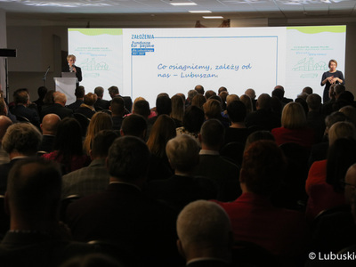 Marszałek Elżbieta Anna Polak przemawia podczas konferencji inaugurującej program Fundusze Europejskie dla Lubuskiego 2021-2027, która odbyła się w Centrum Historyczno-Kulturalnym – Schoenaichianum