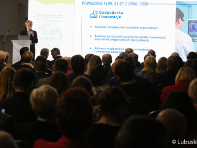 Marszałek Elżbieta Anna Polak przemawia podczas konferencji inaugurującej program Fundusze Europejskie dla Lubuskiego 2021-2027, która odbyła się w Centrum Historyczno-Kulturalnym – Schoenaichianum