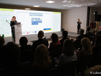 Marszałek Elżbieta Anna Polak przemawia podczas konferencji inaugurującej program Fundusze Europejskie dla Lubuskiego 2021-2027, która odbyła się w Centrum Historyczno-Kulturalnym – Schoenaichianum