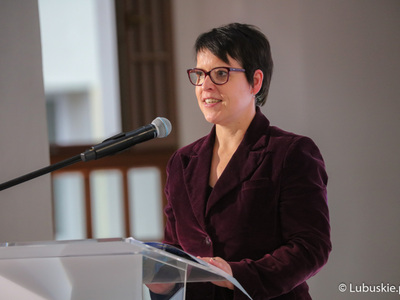 Lucie Žáčkova z Dyrekcji Generalnej ds. Polityki Regionalnej i Miejskiej Komisji Europejskiej przemawia podczas konferencji inaugurującej program Fundusze Europejskie dla Lubuskiego 2021-2027, która odbyła się w Centrum Historyczno-Kulturalnym – Schoenaichianum