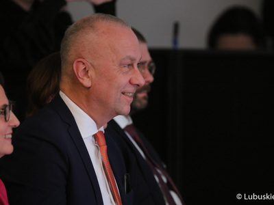 Członek zarządu woj. lubuskiego Marcin Jabłoński na konferencji inaugurującej program Fundusze Europejskie dla Lubuskiego 2021-2027, która odbyła się w Centrum Historyczno-Kulturalnym – Schoenaichianum