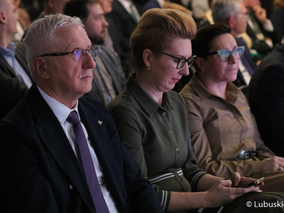 Uczestnicy konferencji inaugurującej program Fundusze Europejskie dla Lubuskiego 2021-2027, która odbyła się w Centrum Historyczno-Kulturalnym – Schoenaichianum, czyli zrewitalizowanym z unijnym wsparciem budynkiem dawnego kościoła ewangelickiego w Bytomiu Odrzańskim