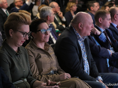 Uczestnicy konferencji inaugurującej program Fundusze Europejskie dla Lubuskiego 2021-2027, która odbyła się w Centrum Historyczno-Kulturalnym – Schoenaichianum, czyli zrewitalizowanym z unijnym wsparciem budynkiem dawnego kościoła ewangelickiego w Bytomiu Odrzańskim
