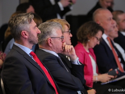 Uczestnicy konferencji inaugurującej program Fundusze Europejskie dla Lubuskiego 2021-2027, która odbyła się w Centrum Historyczno-Kulturalnym – Schoenaichianum, czyli zrewitalizowanym z unijnym wsparciem budynkiem dawnego kościoła ewangelickiego w Bytomiu Odrzańskim