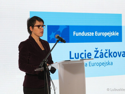 Lucie Žáčkova z Dyrekcji Generalnej ds. Polityki Regionalnej i Miejskiej Komisji Europejskiej przemawia podczas konferencji inaugurującej program Fundusze Europejskie dla Lubuskiego 2021-2027, która odbyła się w Centrum Historyczno-Kulturalnym – Schoenaichianum
