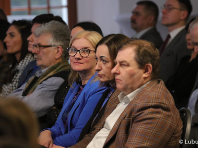 Uczestnicy konferencji inaugurującej program Fundusze Europejskie dla Lubuskiego 2021-2027, która odbyła się w Centrum Historyczno-Kulturalnym – Schoenaichianum, czyli zrewitalizowanym z unijnym wsparciem budynkiem dawnego kościoła ewangelickiego w Bytomiu Odrzańskim