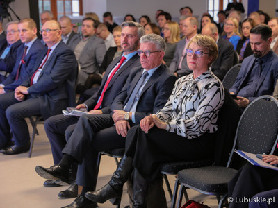 Uczestnicy konferencji inaugurującej program Fundusze Europejskie dla Lubuskiego 2021-2027, która odbyła się w Centrum Historyczno-Kulturalnym – Schoenaichianum, czyli zrewitalizowanym z unijnym wsparciem budynkiem dawnego kościoła ewangelickiego w Bytomiu Odrzańskim