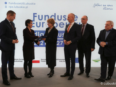 Marszałek Elżbieta Anna Polak wraz z zarządem woj. lubuskiego: Marcinem Jabłońskim, Stanisławem Tomczyszynem, Łukaszem Poryckim i Tadeuszem Jedrzejczakiem, odbiera z rąk Lucie Žáčkovej z Dyrekcji Generalnej ds. Polityki Regionalnej i Miejskiej Komisji Europejskiej oficjalnie zatwierdzony program Fundusze Europejskie dla Lubuskiego