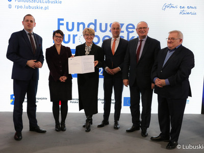 Marszałek Elżbieta Anna Polak wraz z zarządem woj. lubuskiego: Marcinem Jabłońskim, Stanisławem Tomczyszynem, Łukaszem Poryckim i Tadeuszem Jedrzejczakiem, odbiera z rąk Lucie Žáčkovej z Dyrekcji Generalnej ds. Polityki Regionalnej i Miejskiej Komisji Europejskiej oficjalnie zatwierdzony program Fundusze Europejskie dla Lubuskiego