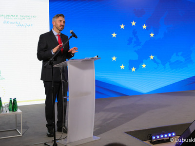 Poseł Na Sejm RP Waldemar Sługocki przemawia podczas konferencji inaugurującej program Fundusze Europejskie dla Lubuskiego 2021-2027, która odbyła się w Centrum Historyczno-Kulturalnym – Schoenaichianum