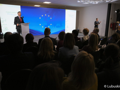 Poseł Na Sejm RP Waldemar Sługocki przemawia podczas konferencji inaugurującej program Fundusze Europejskie dla Lubuskiego 2021-2027, która odbyła się w Centrum Historyczno-Kulturalnym – Schoenaichianum