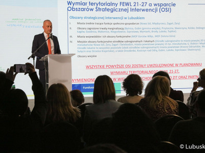 Członek zarządu woj. lubuskiego Marcin Jabłoński przemawia podczas konferencji inaugurującej program Fundusze Europejskie dla Lubuskiego 2021-2027, która odbyła się w Centrum Historyczno-Kulturalnym – Schoenaichianum