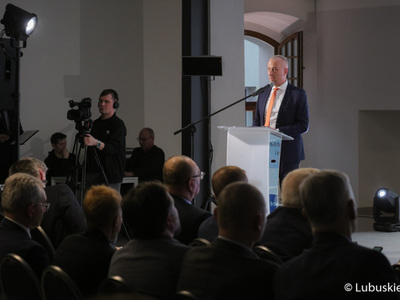 Członek zarządu woj. lubuskiego Marcin Jabłoński przemawia podczas konferencji inaugurującej program Fundusze Europejskie dla Lubuskiego 2021-2027, która odbyła się w Centrum Historyczno-Kulturalnym – Schoenaichianum