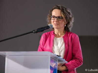 Uczestniczka konferencji inaugurującej program Fundusze Europejskie dla Lubuskiego 2021-2027, która odbyła się w Centrum Historyczno-Kulturalnym – Schoenaichianum, czyli zrewitalizowanym z unijnym wsparciem budynkiem dawnego kościoła ewangelickiego w Bytomiu Odrzańskim