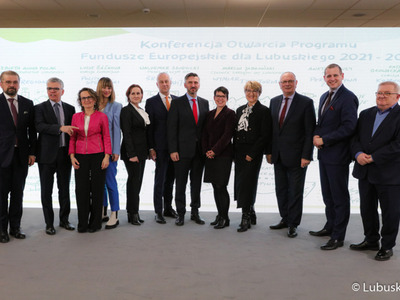 Uczestnicy konferencji inaugurującej program Fundusze Europejskie dla Lubuskiego 2021-2027, która odbyła się w Centrum Historyczno-Kulturalnym – Schoenaichianum, czyli zrewitalizowanym z unijnym wsparciem budynkiem dawnego kościoła ewangelickiego w Bytomiu Odrzańskim