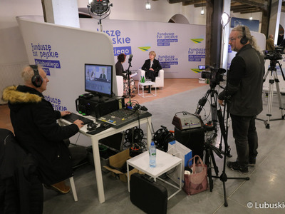 Marszałek Elżbieta Anna Polak (z prawej) i Iwona Kusiak z Lubuskiego Centrum Informacyjnego podczas rozmowy w trakcie konferencji inaugurującej program Fundusze Europejskie dla Lubuskiego 2021-2027