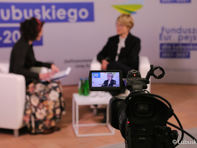Marszałek Elżbieta Anna Polak (z prawej) i Iwona Kusiak z Lubuskiego Centrum Informacyjnego podczas rozmowy w trakcie konferencji inaugurującej program Fundusze Europejskie dla Lubuskiego 2021-2027