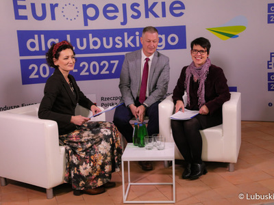 Lucie Žáčkova z Dyrekcji Generalnej ds. Polityki Regionalnej i Miejskiej Komisji Europejskiej oraz Iwona Kusiak z Lubuskiego Centrum Informacyjnego podczas rozmowy w trakcie konferencji inaugurującej program Fundusze Europejskie dla Lubuskiego 2021-2027