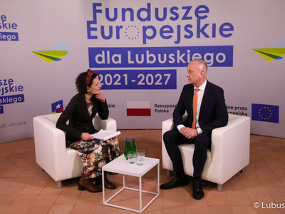 Członek zarządu woj. lubuskiego Marcin Jabłoński i Iwona Kusiak z Lubuskiego Centrum Informacyjnego podczas rozmowy w trakcie konferencji inaugurującej program Fundusze Europejskie dla Lubuskiego 2021-2027