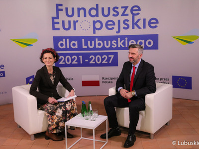 Poseł na Sejm RP Waldemar Sługocki i Iwona Kusiak z Lubuskiego Centrum Informacyjnego podczas rozmowy w trakcie konferencji inaugurującej program Fundusze Europejskie dla Lubuskiego 2021-2027