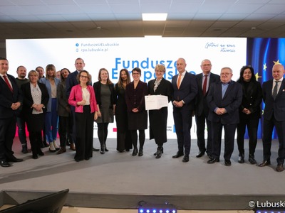 Uczestnicy konferencji inaugurującej program Fundusze Europejskie dla Lubuskiego 2021-2027, która odbyła się w Centrum Historyczno-Kulturalnym – Schoenaichianum, czyli zrewitalizowanym z unijnym wsparciem budynkiem dawnego kościoła ewangelickiego w Bytomiu Odrzańskim