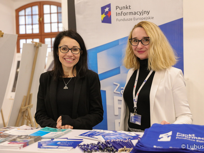 Uczestniczki konferencji inaugurującej program Fundusze Europejskie dla Lubuskiego 2021-2027, która odbyła się w Centrum Historyczno-Kulturalnym – Schoenaichianum, czyli zrewitalizowanym z unijnym wsparciem budynkiem dawnego kościoła ewangelickiego w Bytomiu Odrzańskim