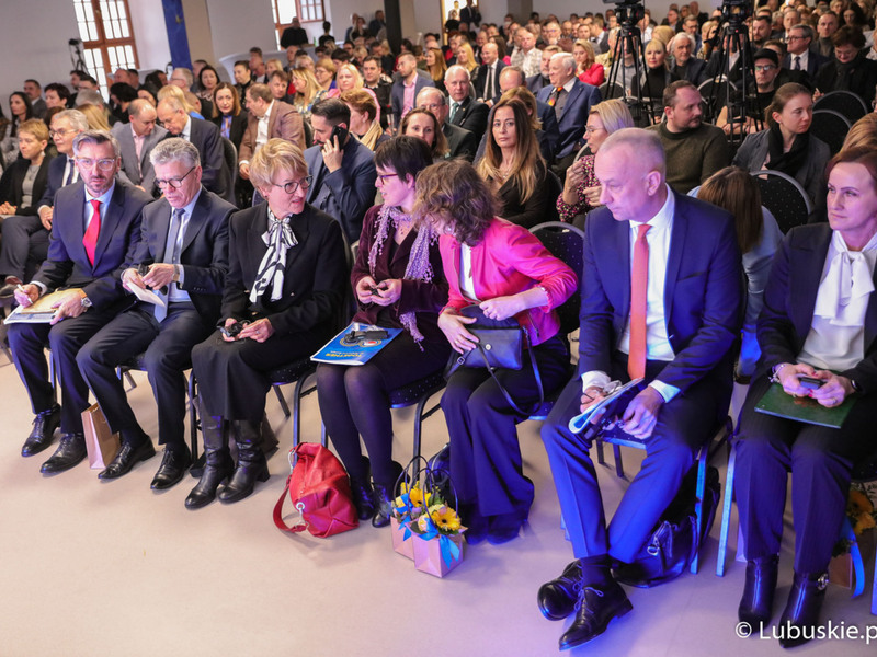 Uczestnicy konferencji inaugurującej program Fundusze Europejskie dla Lubuskiego 2021-2027, która odbyła się w Centrum Historyczno-Kulturalnym – Schoenaichianum, czyli zrewitalizowanym z unijnym wsparciem budynkiem dawnego kościoła ewangelickiego w Bytomiu Odrzańskim